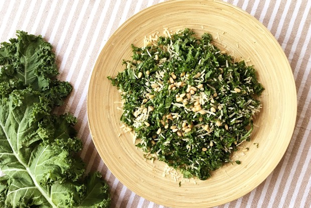 Салат с кейлом и пармезаном