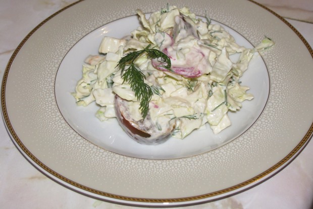 Салат с китайской капустой, редисом и сметаной