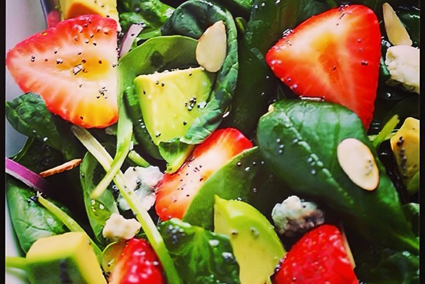 Салат с клубникой, авокадо и шпинатом