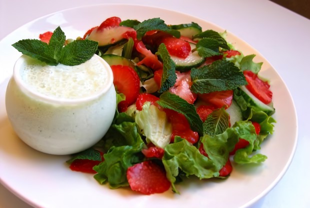 Салат с клубникой и огурцами