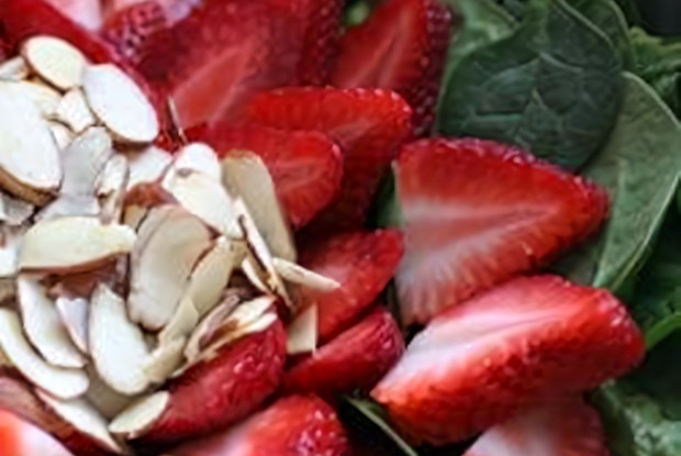 Салат с клубникой и миндалем