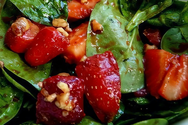 Салат с клубникой, шпинатом и грецкими орехами