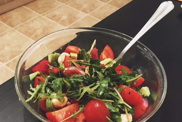 Салат с клубникой и авокадо