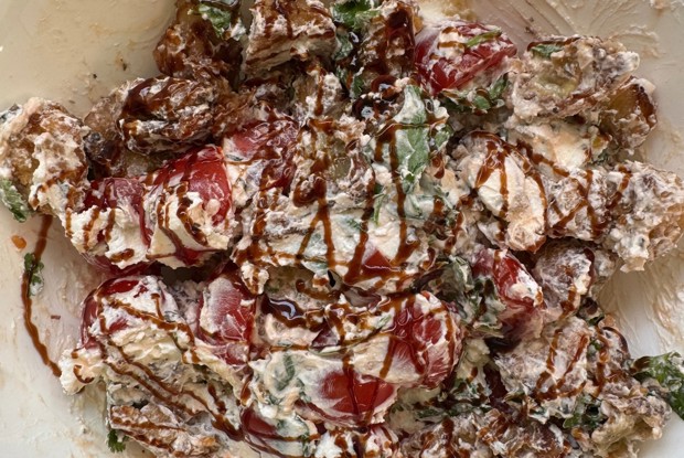 Салат с коктейльными томатами, запеченными баклажанами и фетой