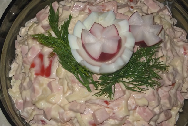 Салат с колбасой и сыром