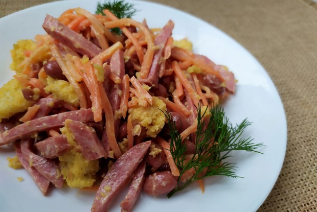 Салат с колбасой, фасолью и сухариками