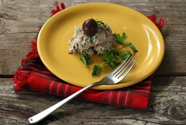 Салат с консервированным лососем, оливками и каперсами