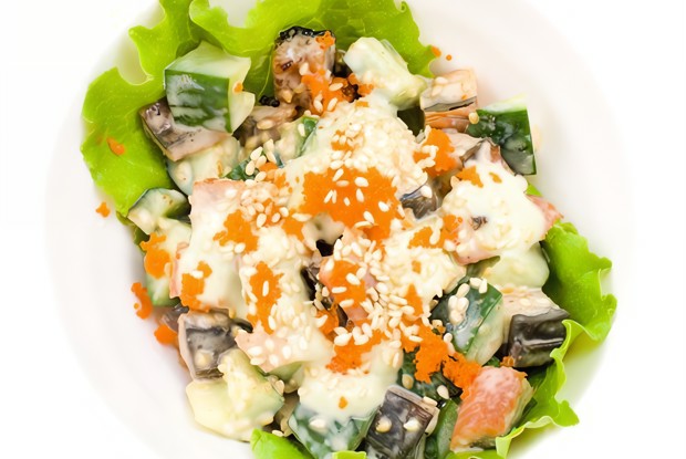 Салат с консервированным лососем и сельдереем