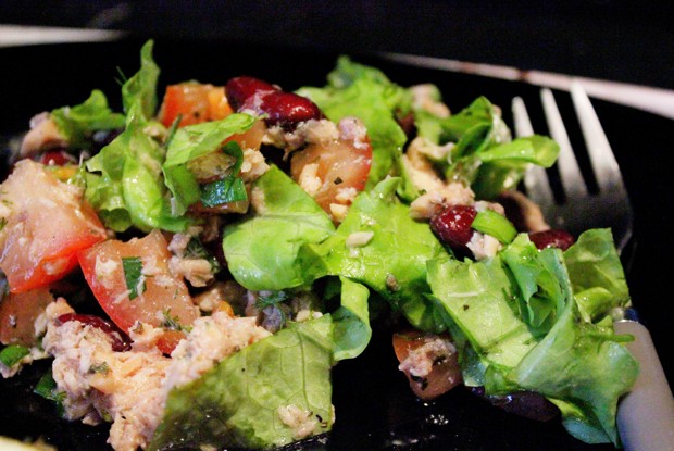 Салат с консервированной горбушей и фасолью