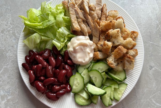 Салат с консервированной фасолью и индейкой