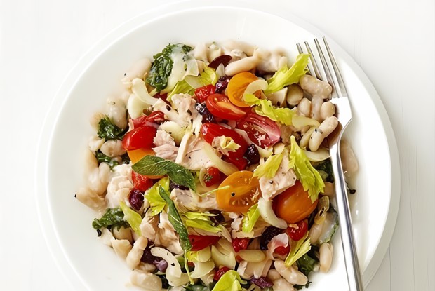 Салат с консервированными тунцом и фасолью