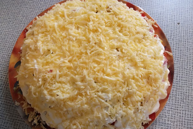 Салат с копчеными окорочками