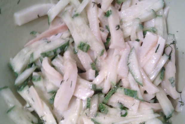 Салат с копченным кальмаром и свежим огурцом