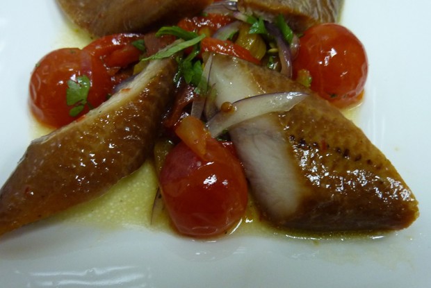 Салат с копченным угрем и вялеными помидорами