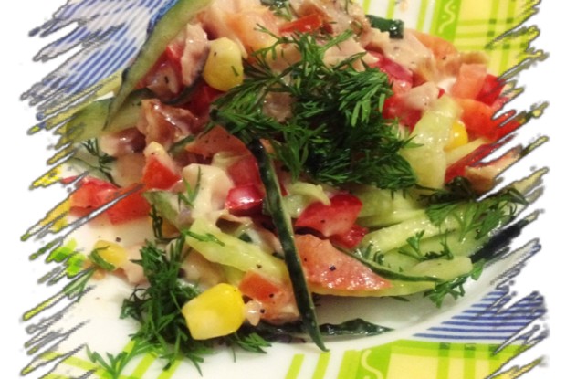 Салат с копченой курицей, овощами и кукурузой
