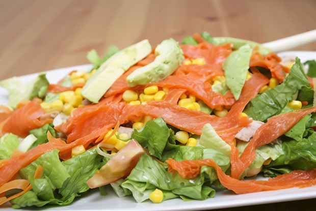 Салат с копченой рыбой