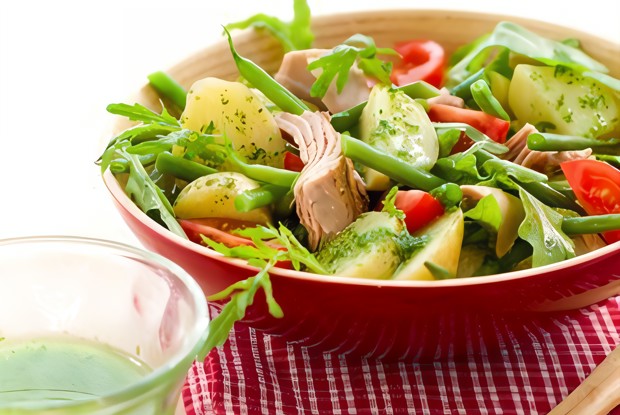 Салат с копченой скумбрией и молодой картошкой