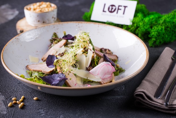 Салат с копченой уткой и сыром