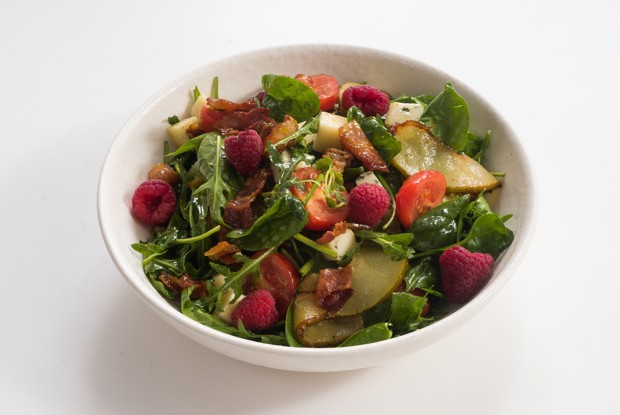 Салат с копченым беконом, грушей и голубым сыром