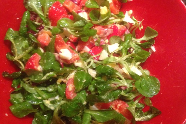 Салат с корном, радикьо и кунжутным маслом