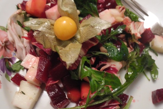 Салат с козьим сыром, манго и кедровыми орешками