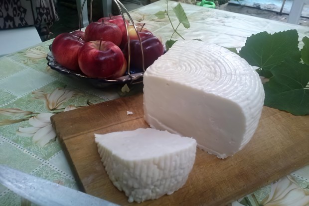 Салат с крабовым мясом и помидорами черри «Адыгейский»