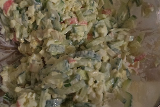 Салат с крабовыми палочками, огурцами и зеленым луком