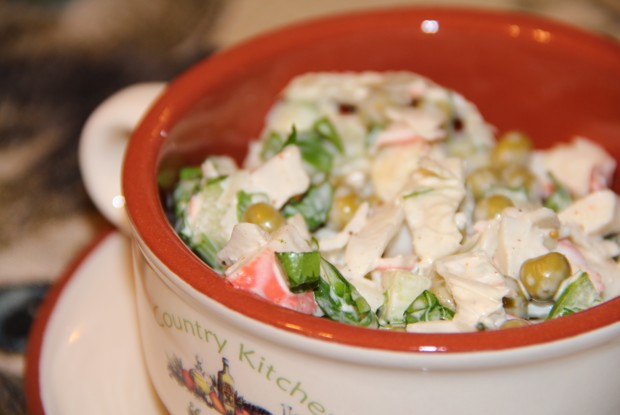 Салат с крабовыми палочками, огурцом и зеленым горошком