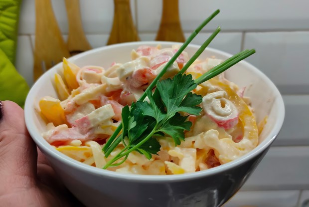 Салат с крабовыми палочками, перцем и помидором