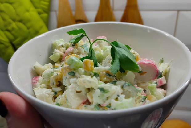 Салат с крабовыми палочками, рисом и кукурузой