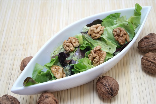 Салат с красным радиккьо, грецкими орехами и грюйером