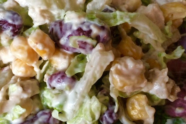 Салат с красной фасолью, курицей и сухариками