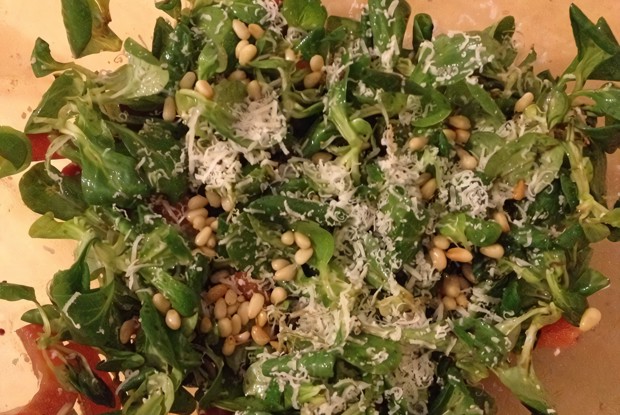 Салат с красной рыбой и кедровыми орехами