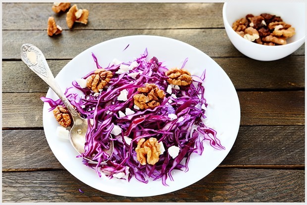 Салат с красной капустой, сыром и орехами