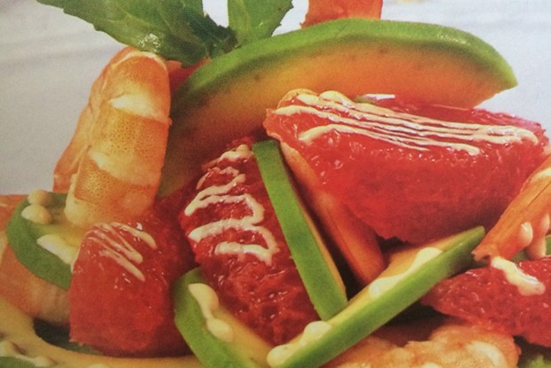 Салат с креветками, авокадо и грейпфрутом