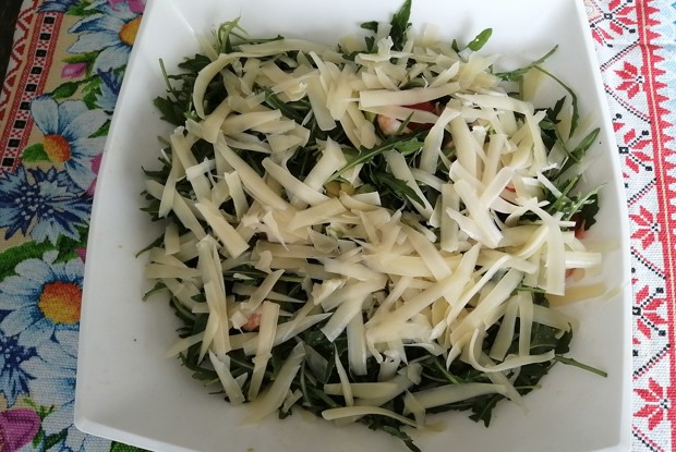 Салат с креветками, авокадо и руколой