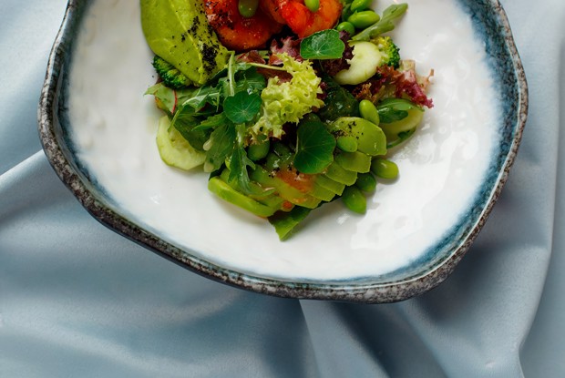 Салат с креветками, авокадо и яблочным пюре