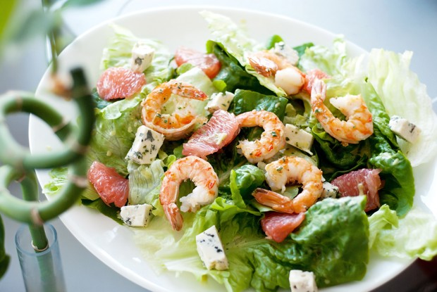 Салат с креветками, грейпфрутом и мятной заправкой