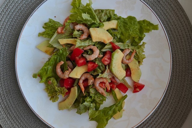 Салат с креветками и авокадо