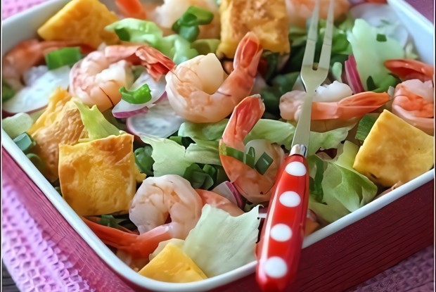 Салат с креветками и сырным омлетом