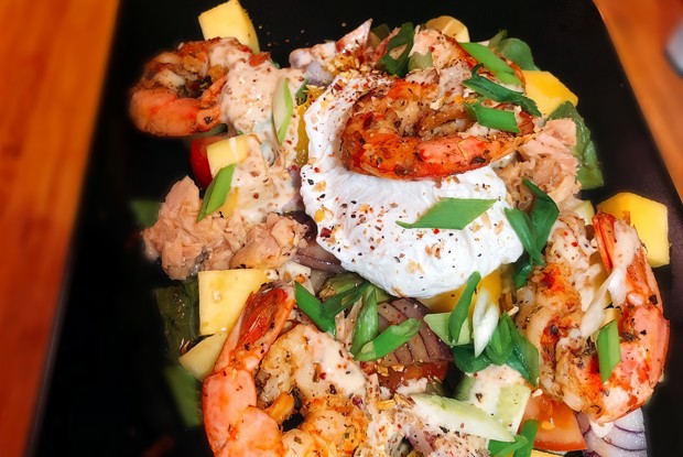 Салат с креветками и тунцом