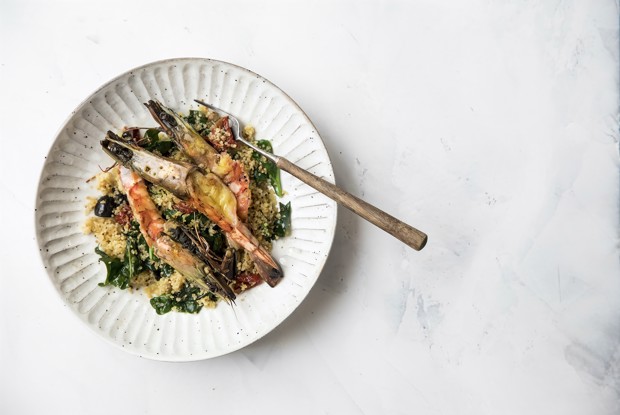 Салат с креветками, кускусом и маслом с куркумой