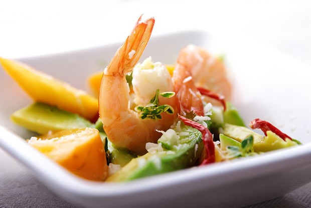 Салат с креветками, манго и орехами макадамия