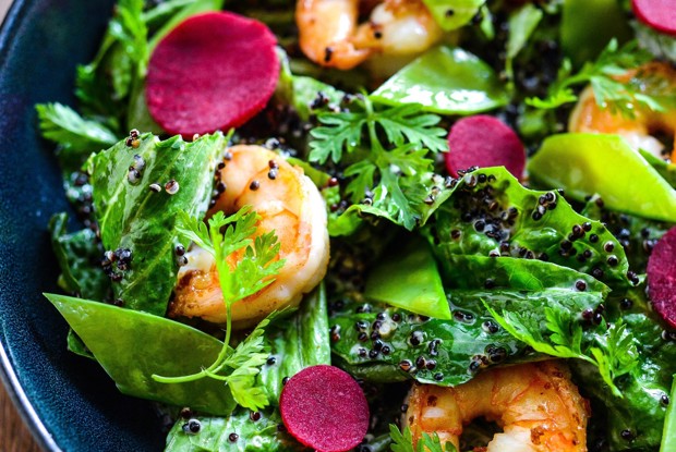 Салат с креветками, маринованной кольраби и черным киноа