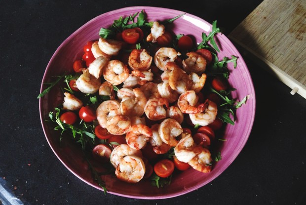 Салат с креветками, рукколой и помидорами черри