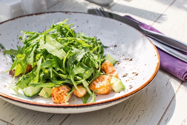 Салат с креветками, руколой и авокадо