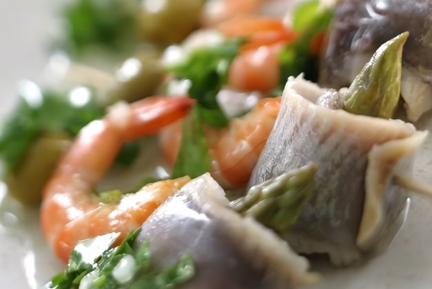 Салат с креветками, сельдью и спаржей