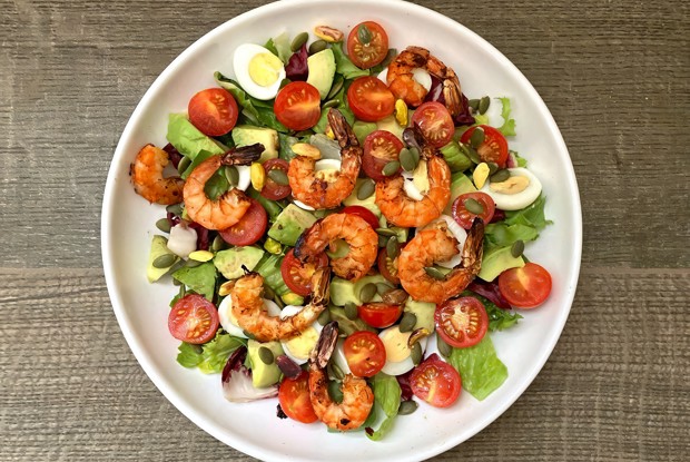 Салат с креветками, тыквенными семечками и фисташками