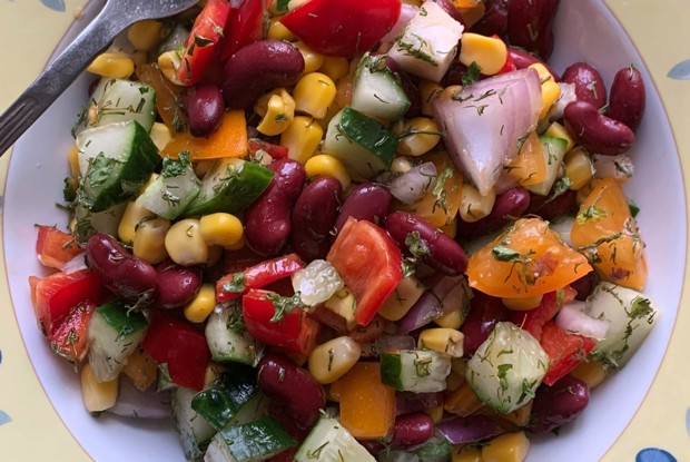 Салат с кукурузой и красной фасолью