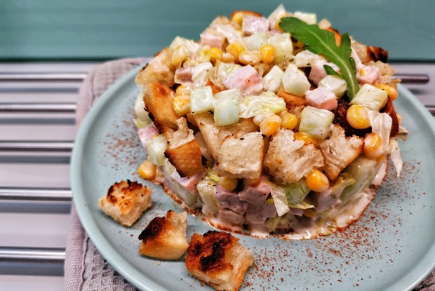 Салат с кукурузой и сухариками